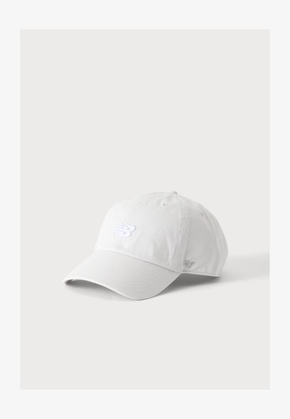 Gorra de béisbol blanca con visera curva, logo de New Balance bordado en el frente y un pequeño detalle '247' en el lateral.