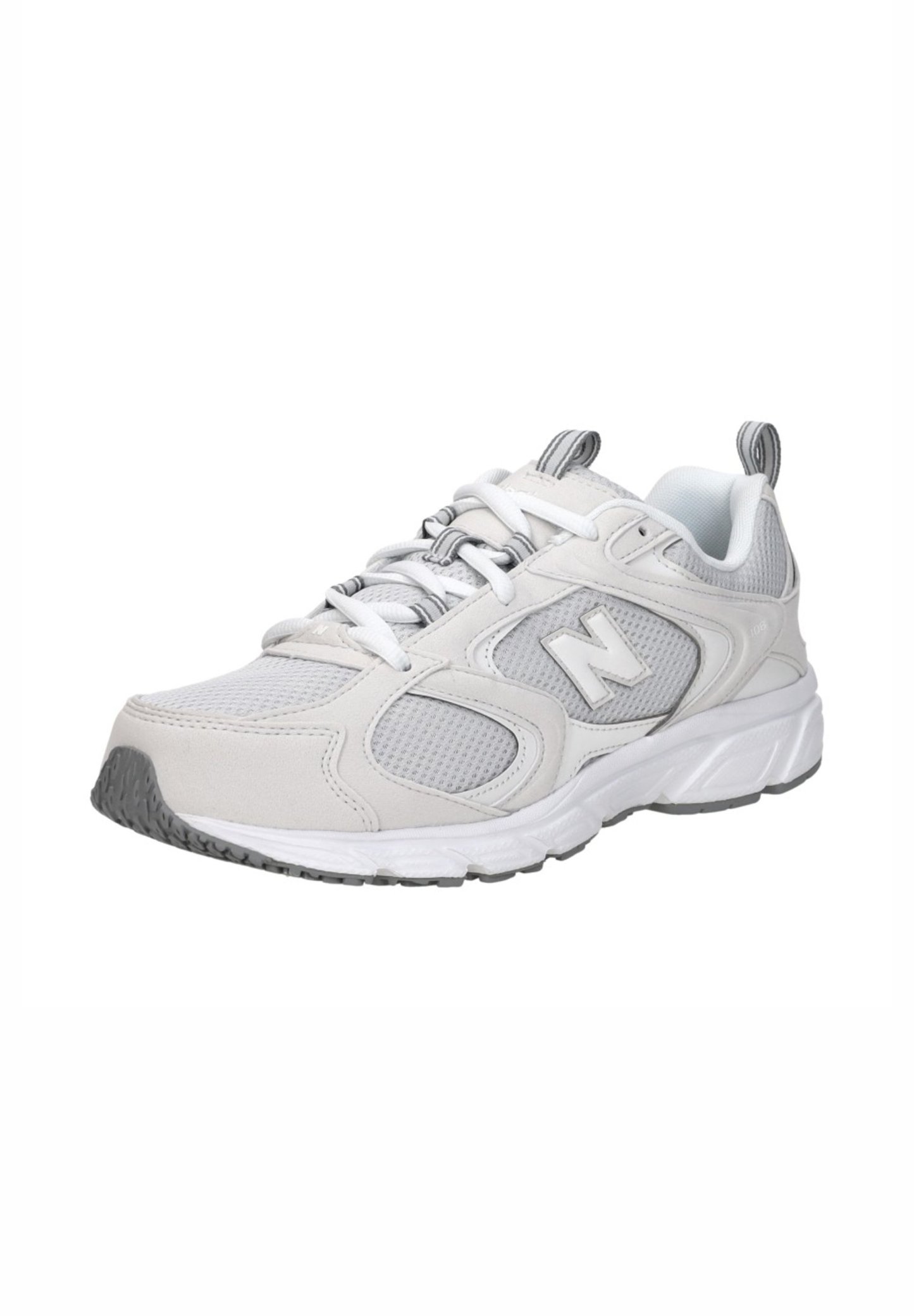 Zapatilla New Balance blanca y gris con paneles de malla, diseño con cordones, suela acolchada y logo "N" de la marca en el lateral, vista desde un ángulo ligero.