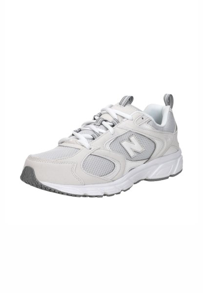 Zapatilla New Balance blanca y gris con paneles de malla, diseño con cordones, suela acolchada y logo "N" de la marca en el lateral, vista desde un ángulo ligero.