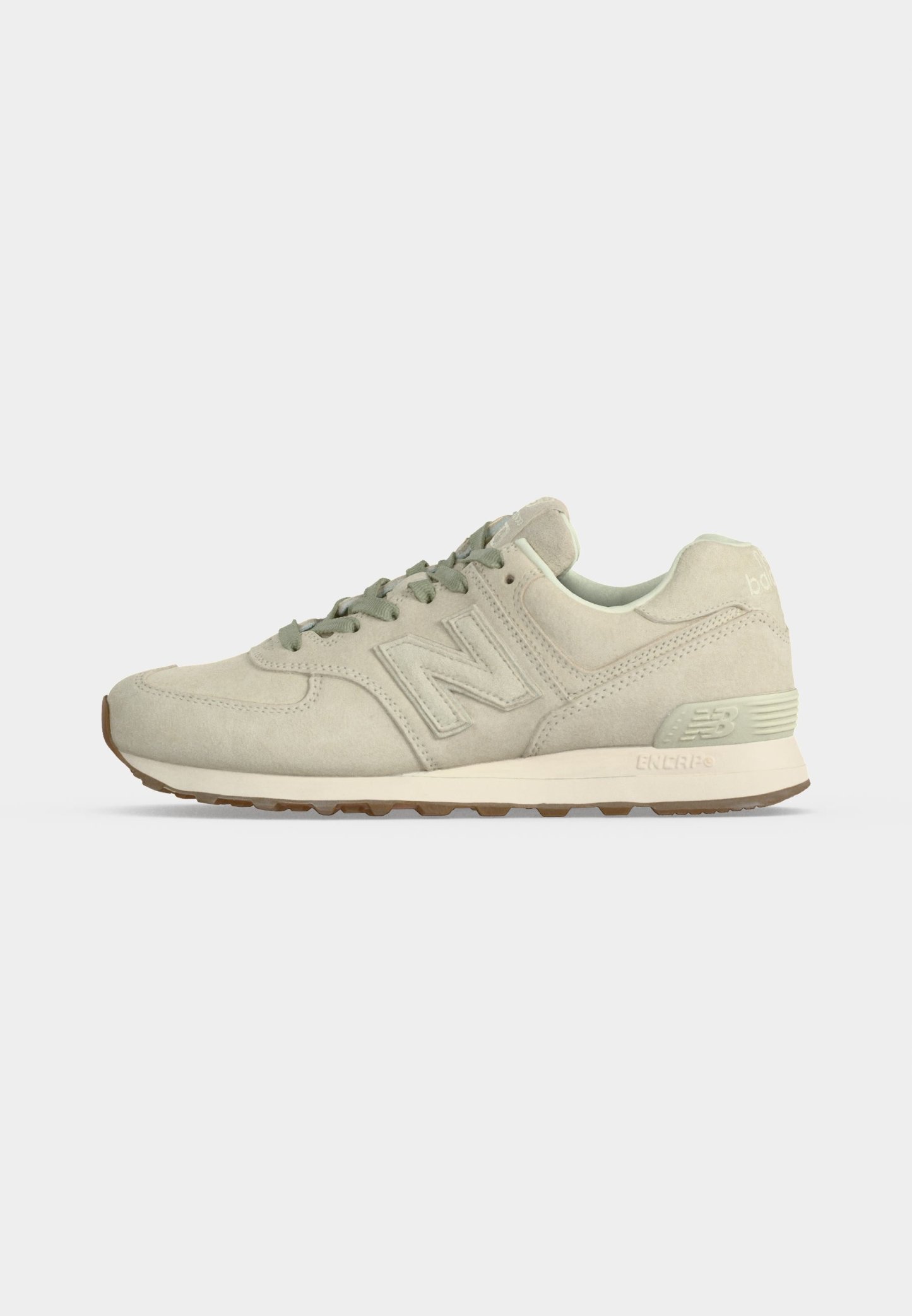 Zapatilla beige New Balance con parte superior de ante, cierre con cordones, suela blanca acolchada y suela exterior de goma, mostrada de lado sobre fondo blanco.