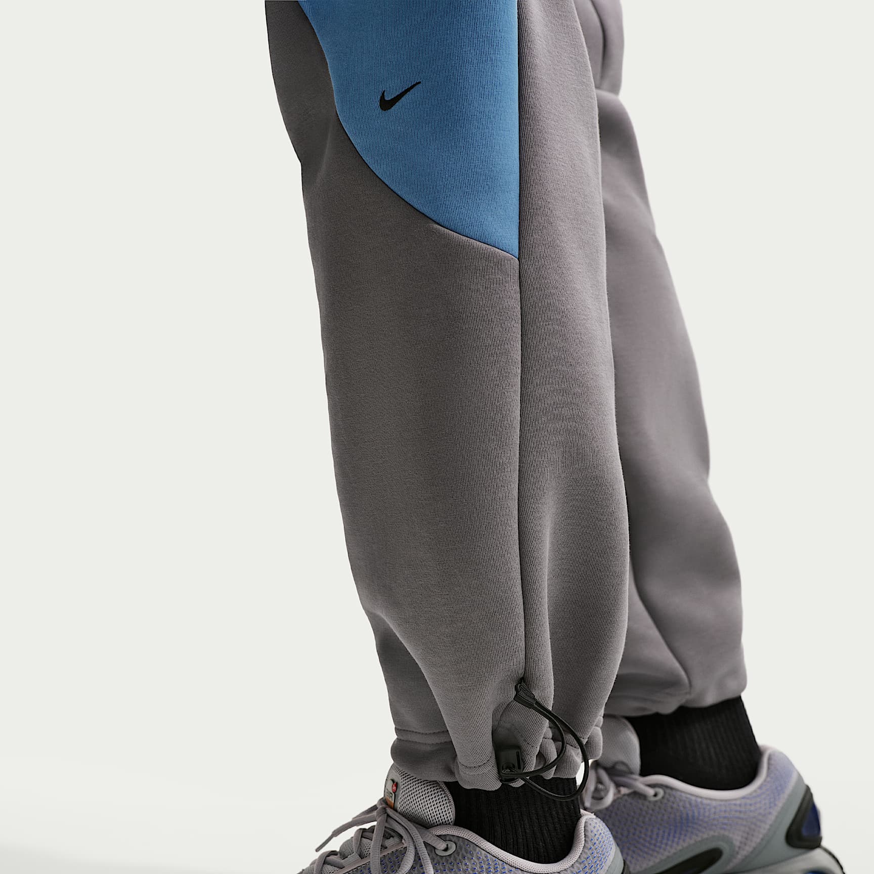 Nike Tech - Nike Tech Fleece-Hose mit offenem Saum und Farbblock-Design (Herren)