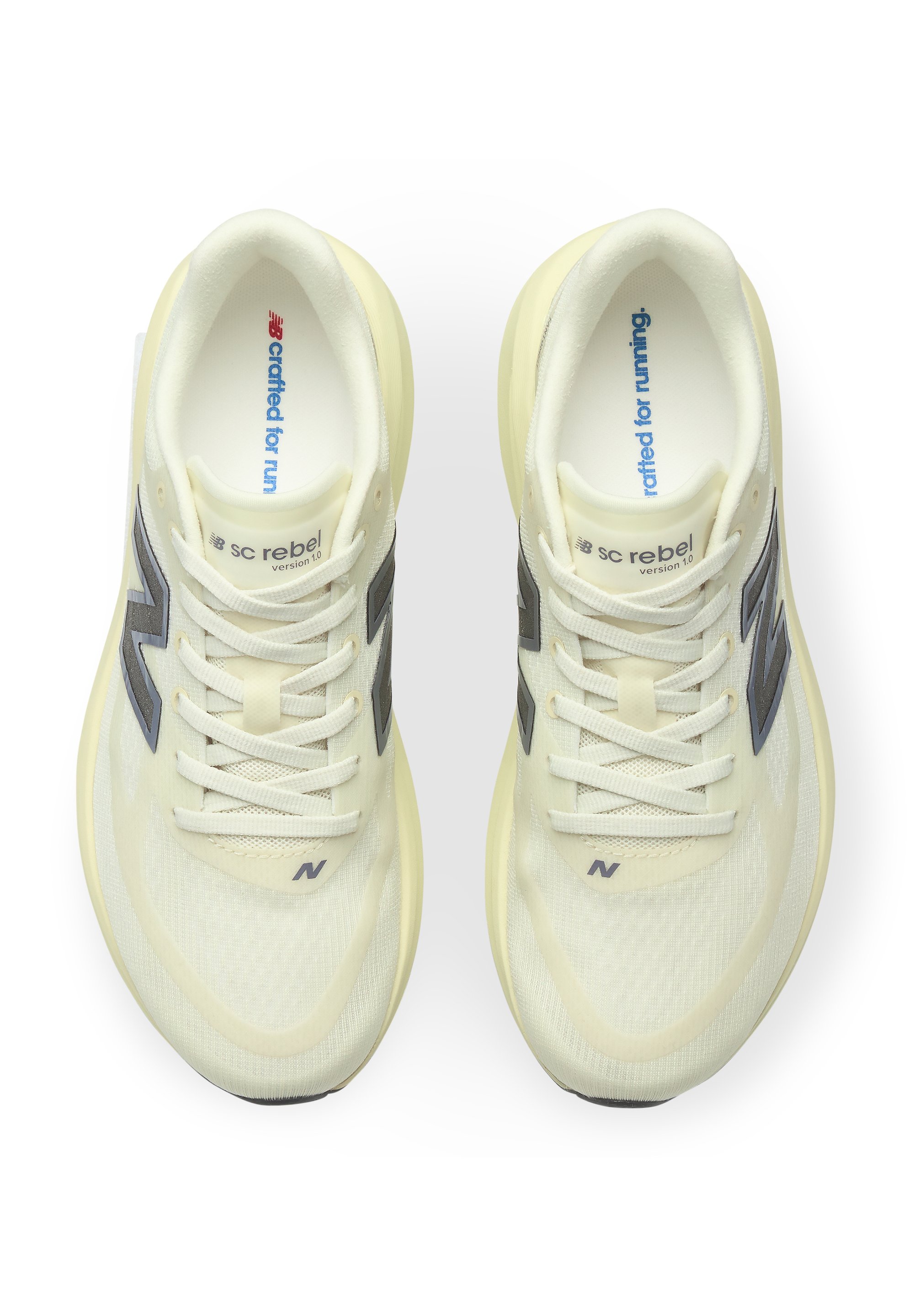 Par de zapatillas de running New Balance de color amarillo claro con logo gris y cordones blancos visto desde arriba sobre fondo blanco.