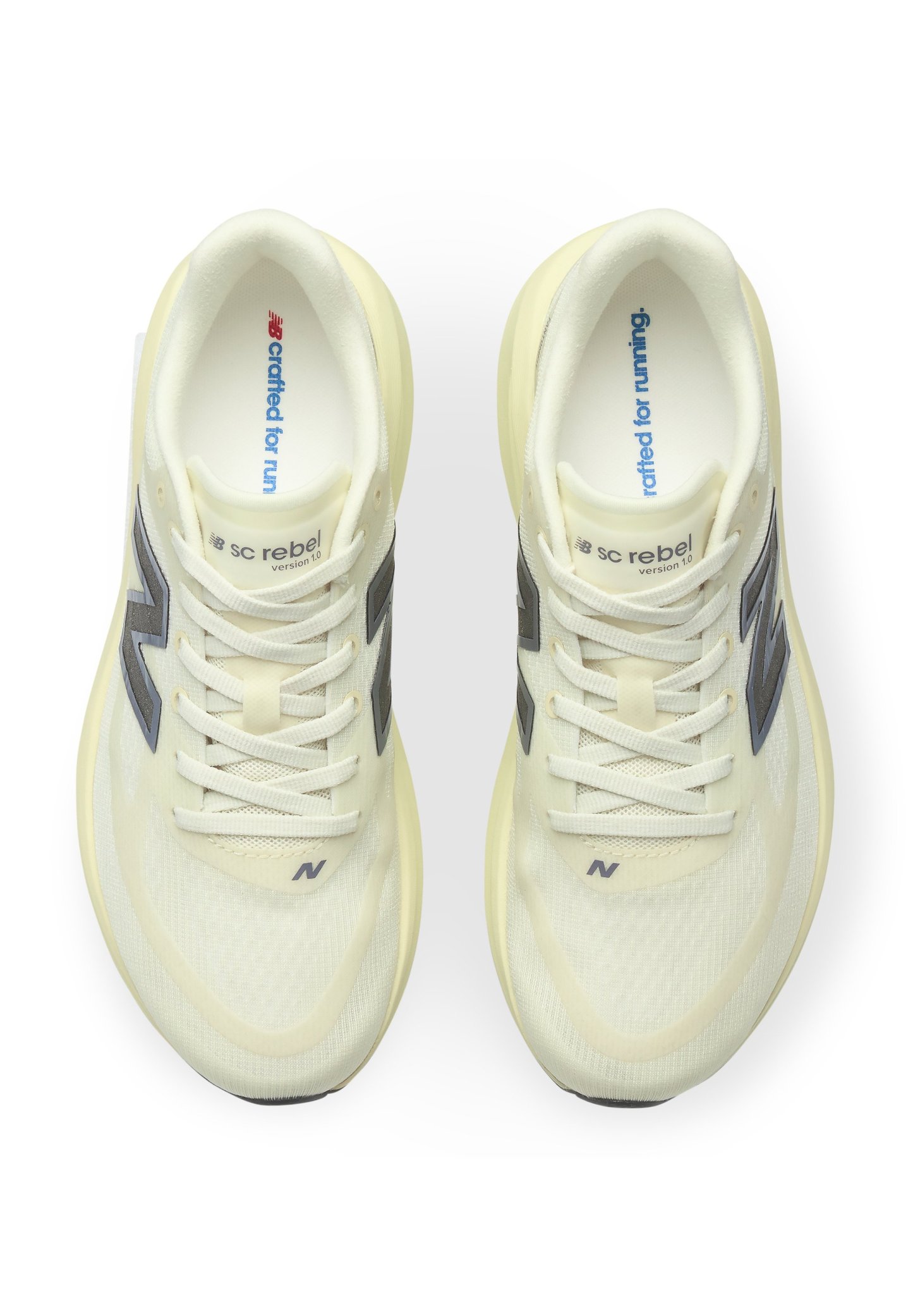 Par de zapatillas de running New Balance de color amarillo claro con logo gris y cordones blancos visto desde arriba sobre fondo blanco.