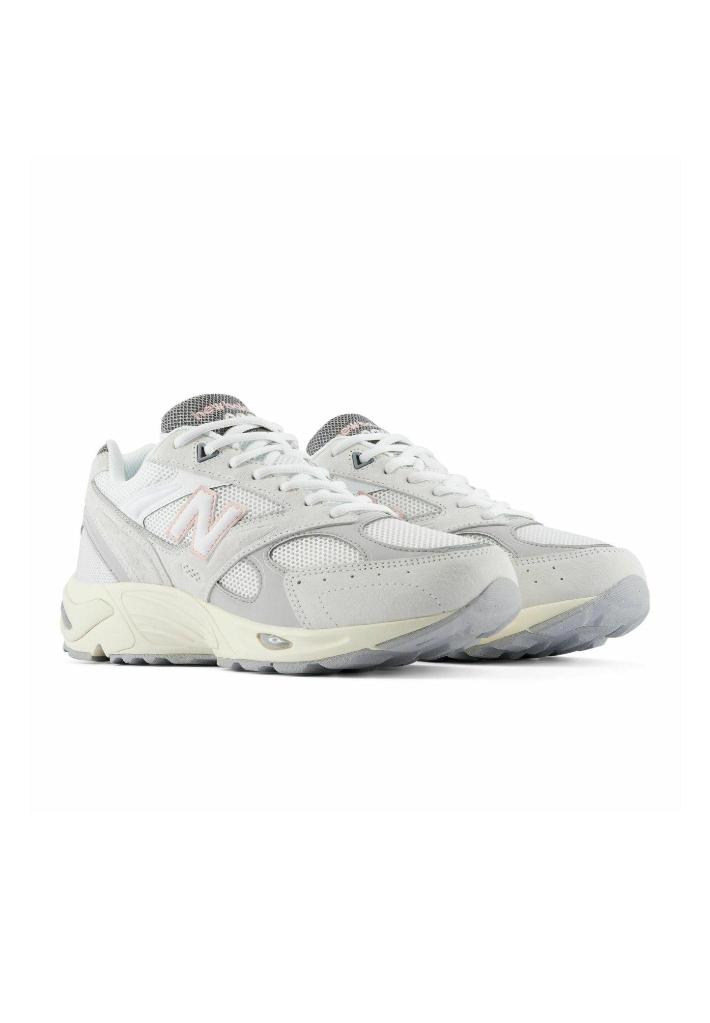Par de zapatillas de running New Balance blancas y grises con detalles de malla y ante, acentos de logo en rosa claro y suelas gruesas de goma.