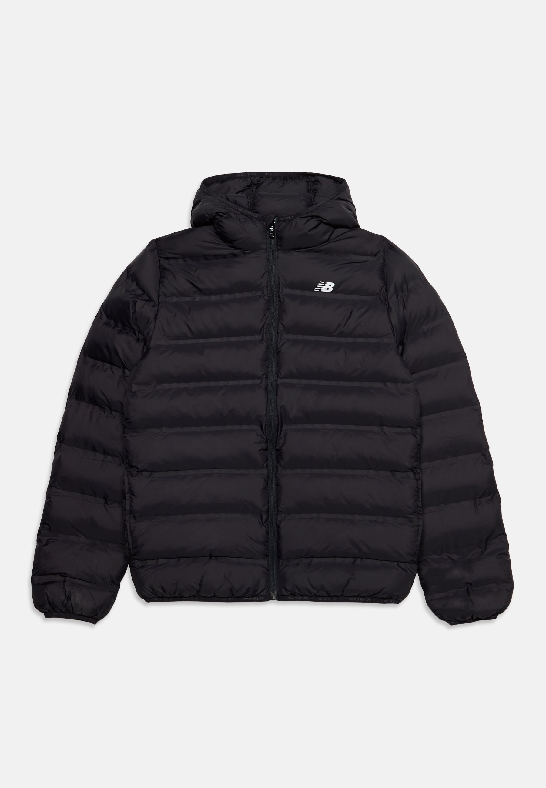 Chaqueta acolchada negra con capucha, cremallera completa frontal, puños elásticos y pequeño logo blanco de New Balance en el pecho izquierdo.