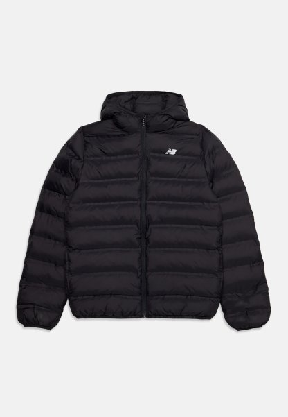 Chaqueta acolchada negra con capucha, cremallera completa frontal, puños elásticos y pequeño logo blanco de New Balance en el pecho izquierdo.