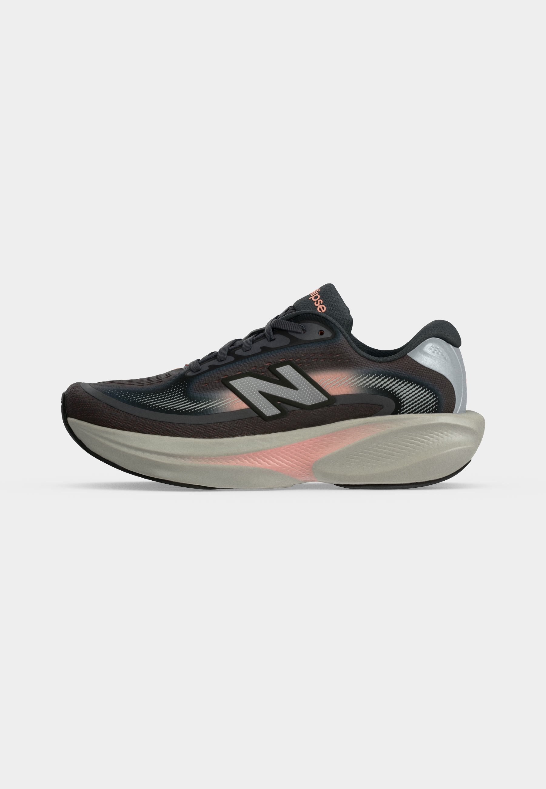 Zapatilla de running New Balance negra y rosa con suela blanca gruesa, logo lateral y parte superior de malla, mostrada sobre un fondo blanco.