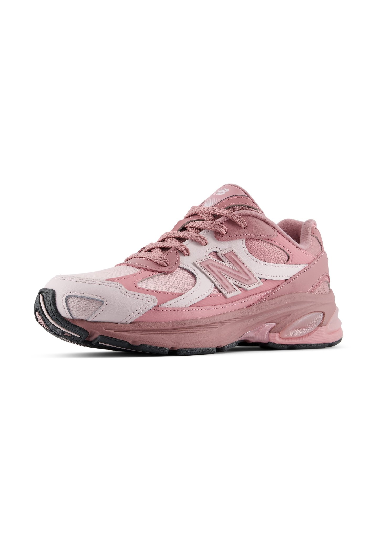 Zapatilla New Balance rosa y blanca con malla texturizada y paneles de cuero, cordones y suela negra antideslizante, mostrada de perfil sobre un fondo blanco.