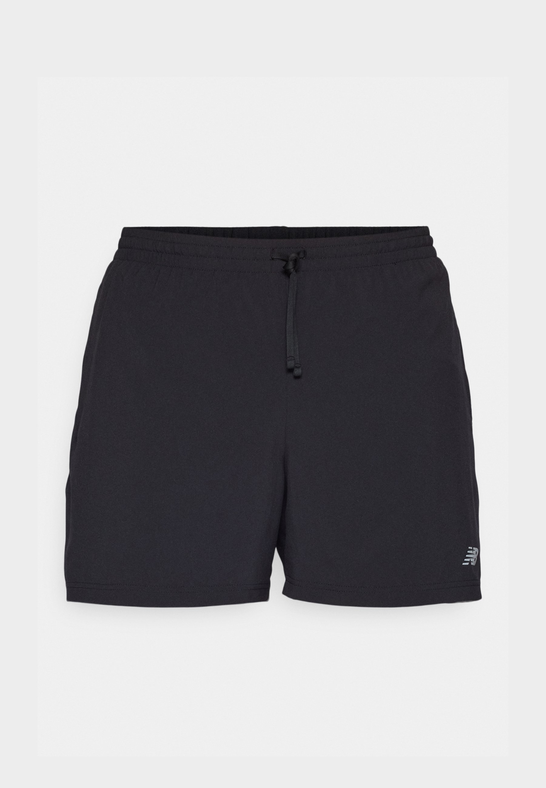 Pantalones cortos deportivos negros hechos de tela ligera. Cuenta con una cinturilla elástica con cordón, bolsillos laterales y un pequeño acento de logo.