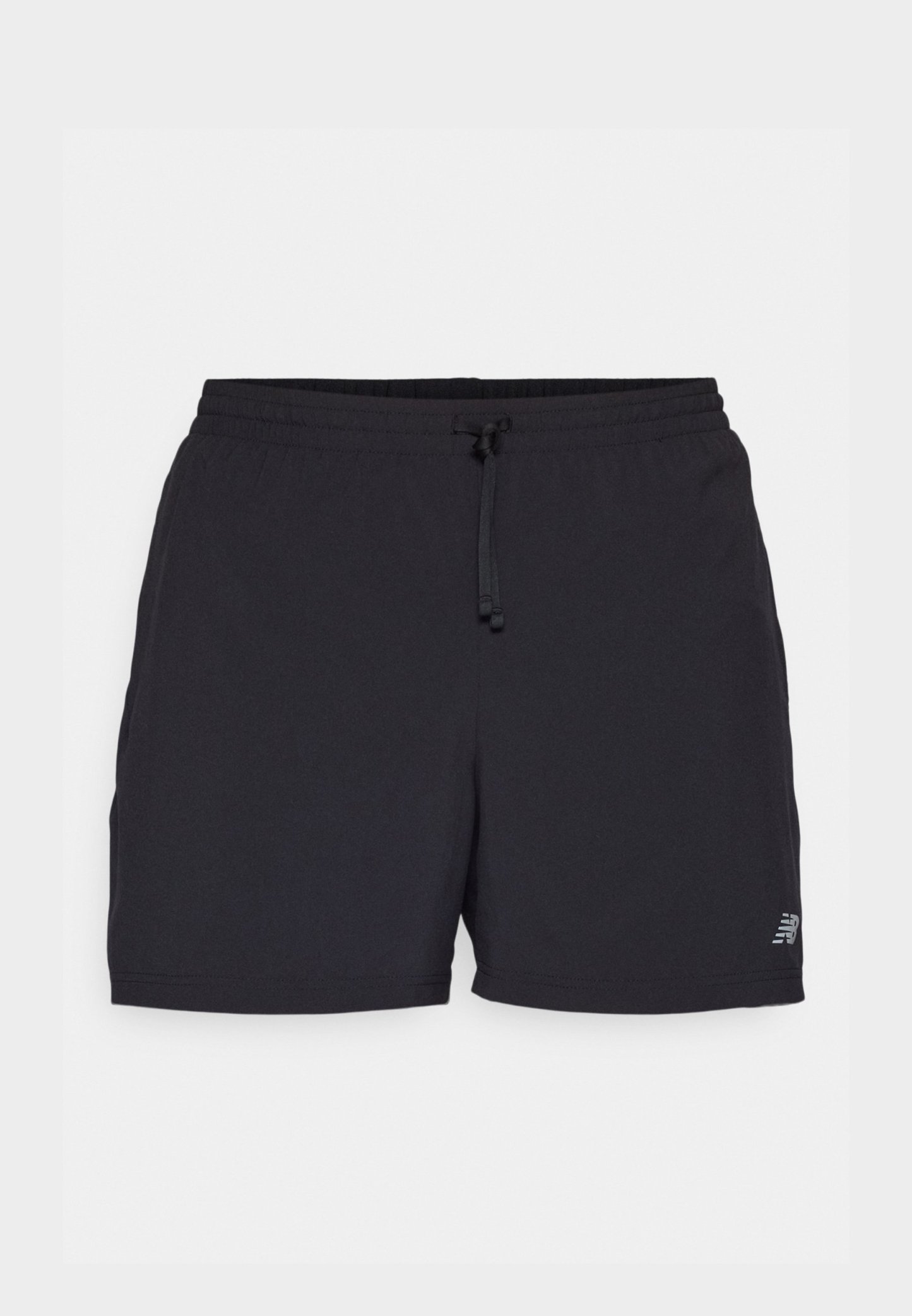 Pantalones cortos deportivos negros hechos de tela ligera. Cuenta con una cinturilla elástica con cordón, bolsillos laterales y un pequeño acento de logo.