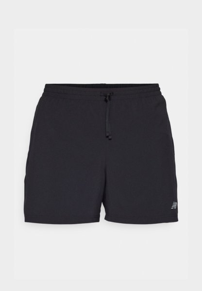 Pantalones cortos deportivos negros hechos de tela ligera. Cuenta con una cinturilla elástica con cordón, bolsillos laterales y un pequeño acento de logo.