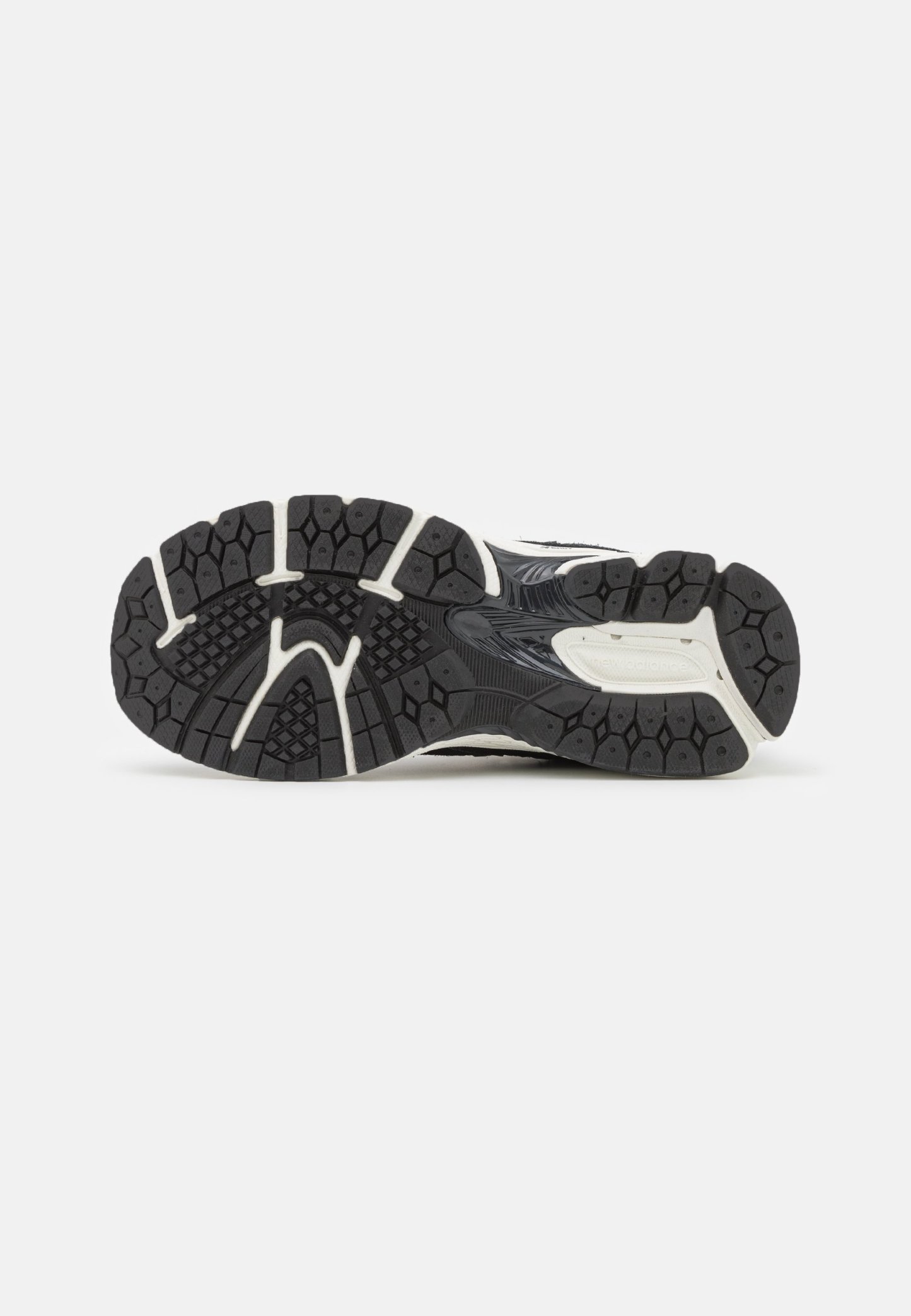 Zapatilla de running con una suela de goma negra texturizada, entresuela blanca y una combinación de materiales sintéticos en tonos gris y azul marino.