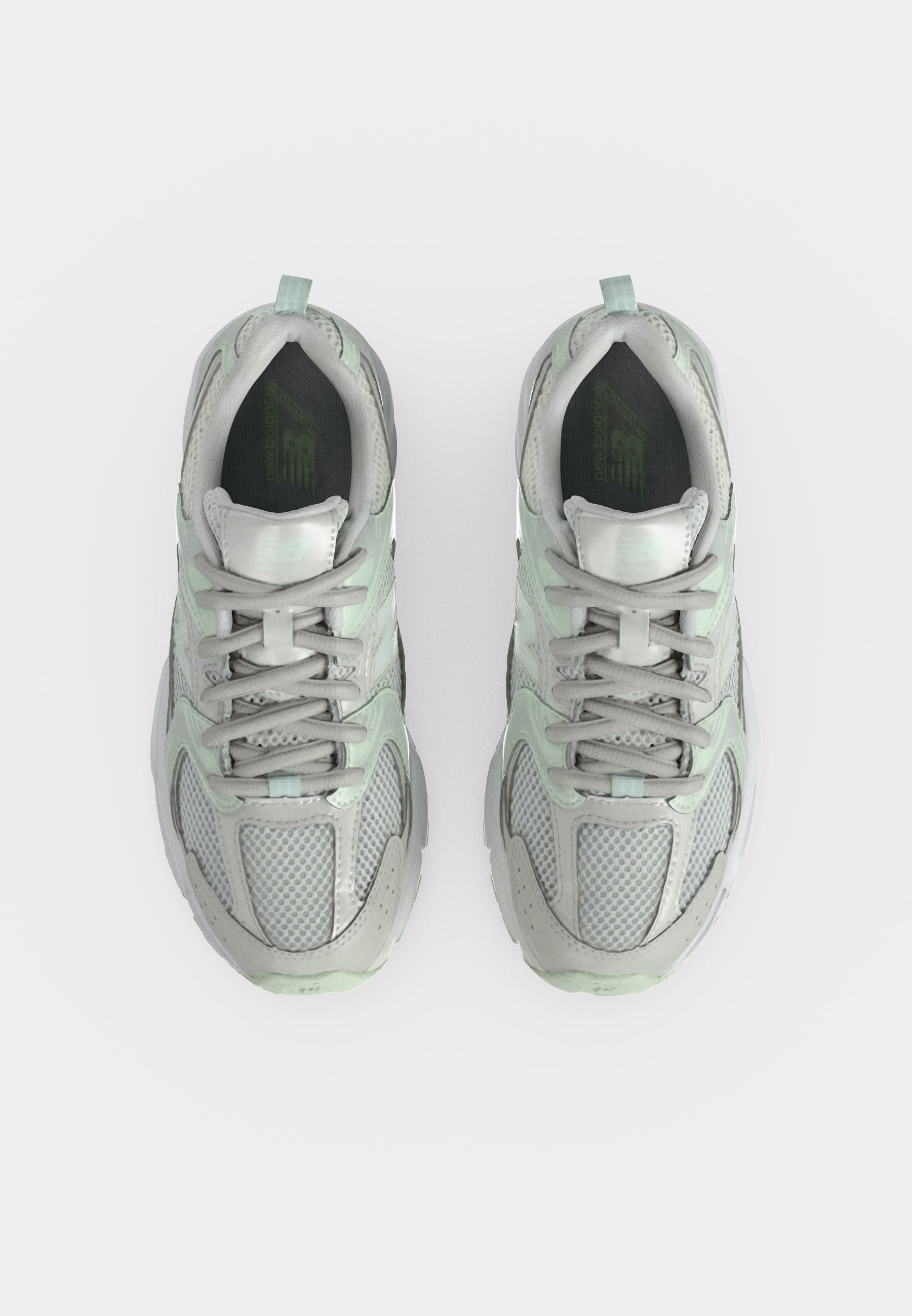 Par de zapatillas deportivas de color gris claro y verde menta con detalles de malla y cuero, vistas desde arriba sobre un fondo blanco.