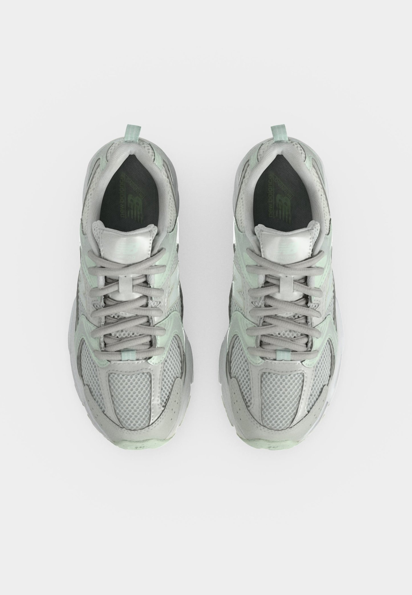 Par de zapatillas deportivas de color gris claro y verde menta con detalles de malla y cuero, vistas desde arriba sobre un fondo blanco.