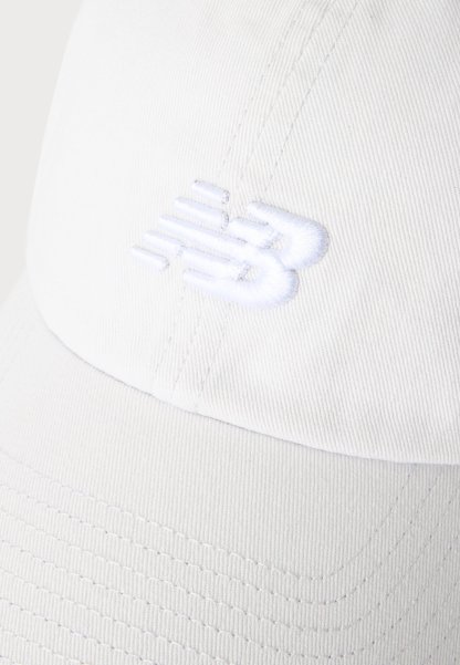 Gorra de béisbol blanca con logotipo bordado en blanco, texturizado y en relieve en el panel frontal.
