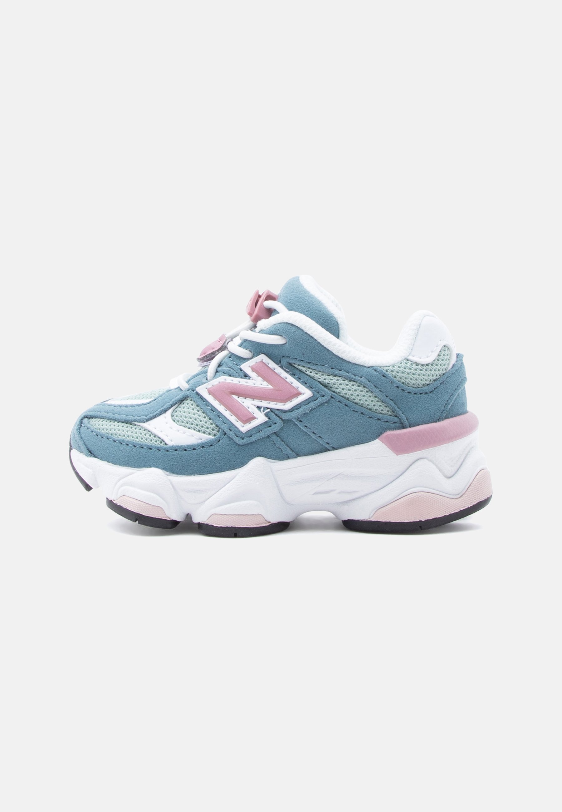 Zapatilla deportiva azul y blanca con detalles en rosa, paneles de malla y ante, suela blanca gruesa y cordones, mostrada de lado sobre un fondo liso.