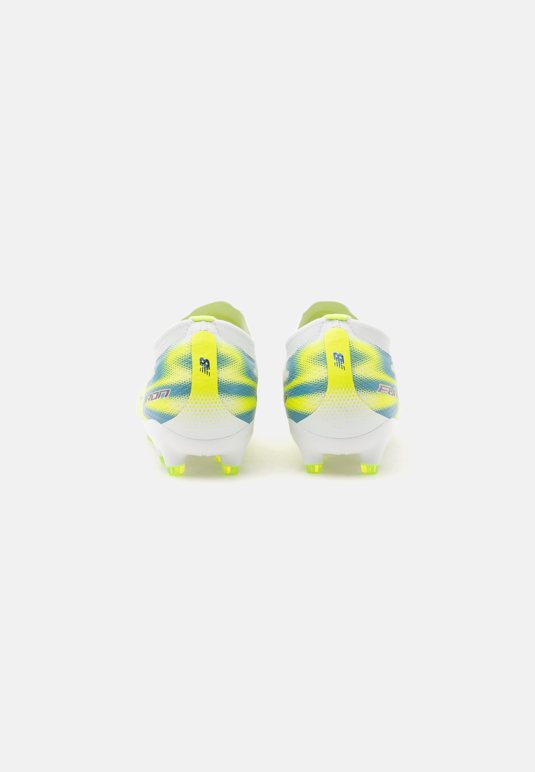 Par de botas de fútbol blancas y amarillo neón con detalles en azul, visto desde atrás sobre un fondo blanco.