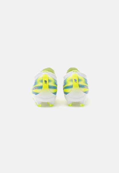 Par de botas de fútbol blancas y amarillo neón con detalles en azul, visto desde atrás sobre un fondo blanco.