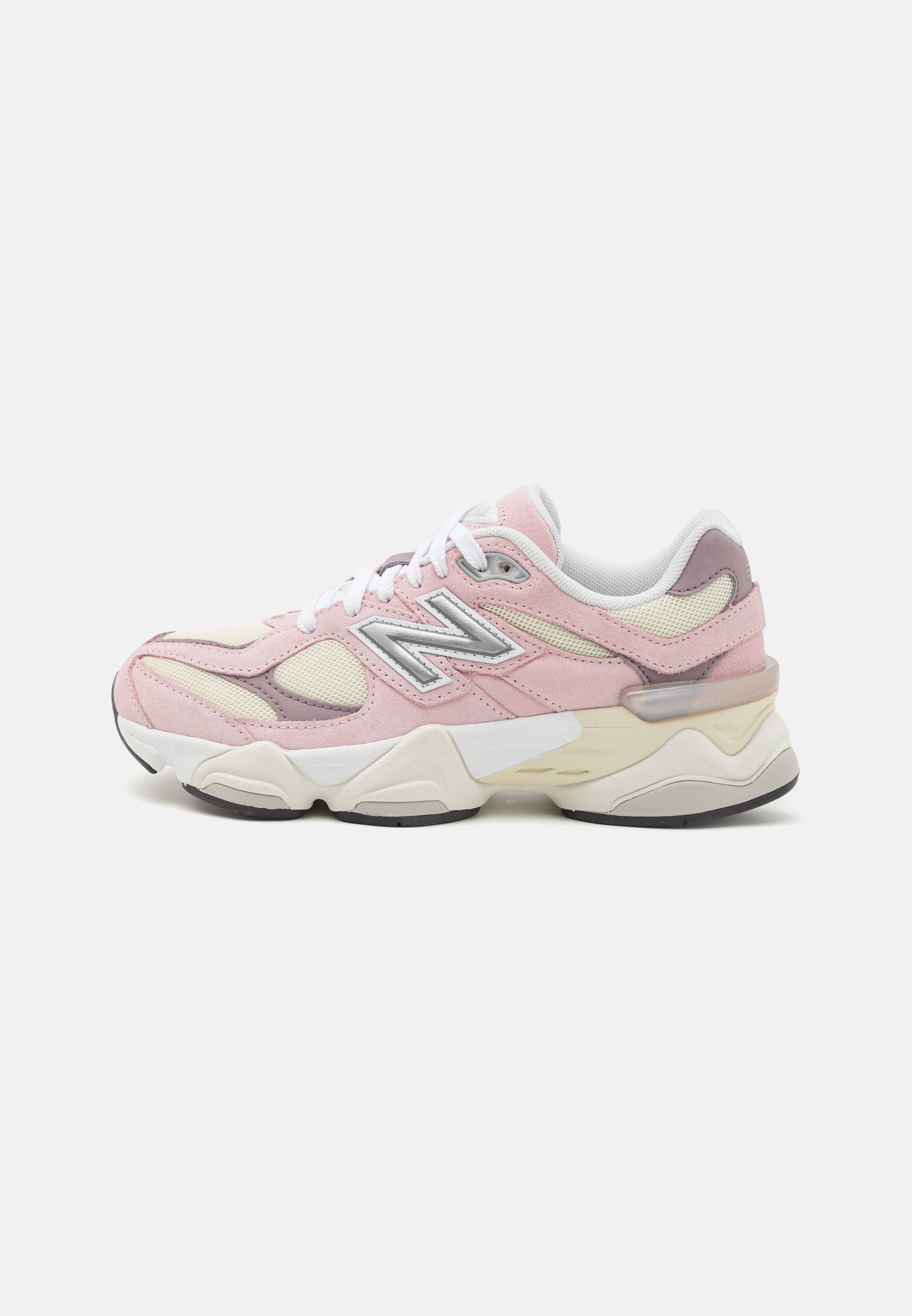 Zapatillas de ante y malla en tonos rosa y crema con un diseño texturizado, logo plateado y una suela blanca gruesa con acentos en negro.