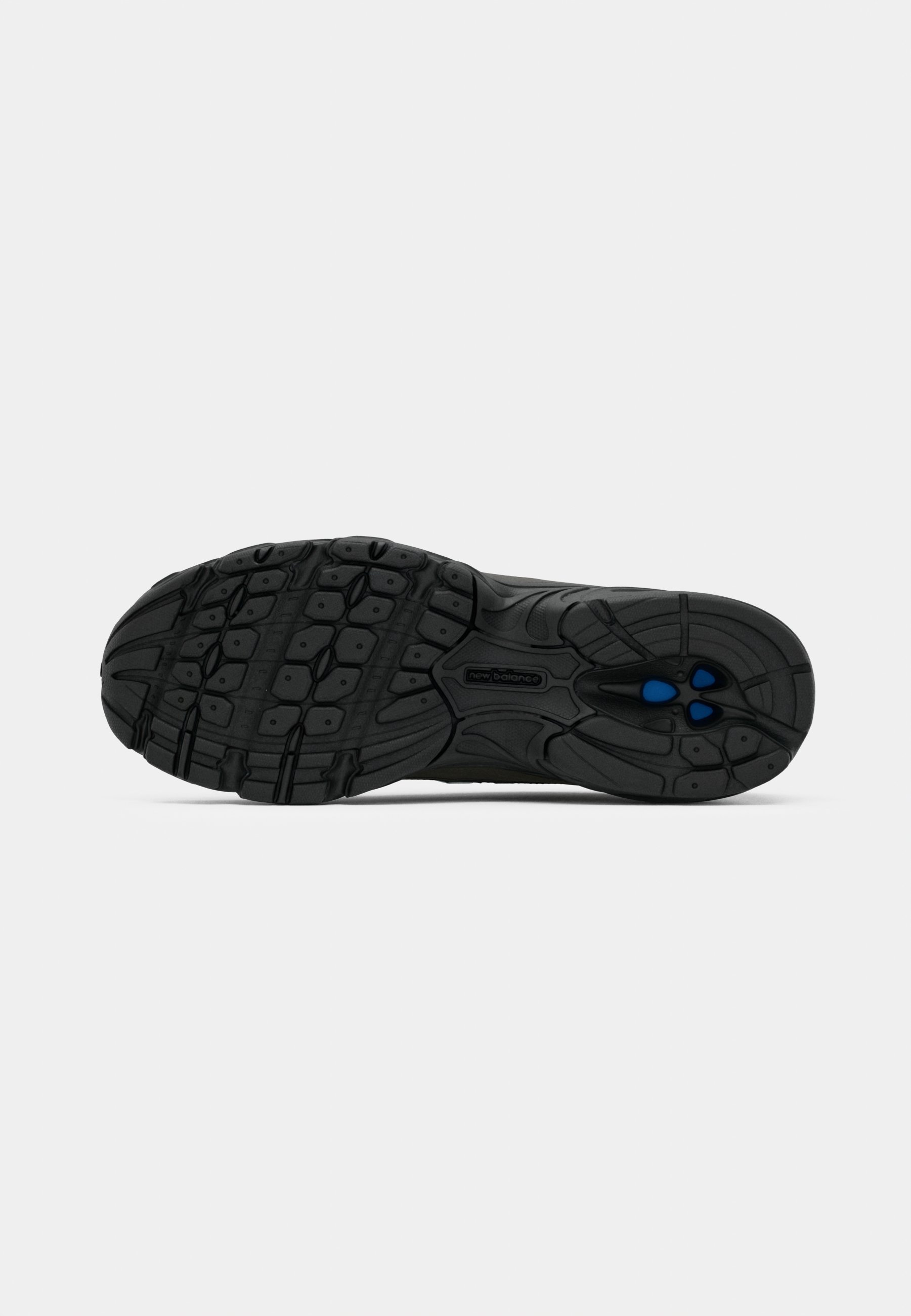 Suela exterior de zapatilla negra con un diseño texturizado que presenta tacos de goma y dos elementos de acento azul. Duradera, con patrones de tracción pronunciados.