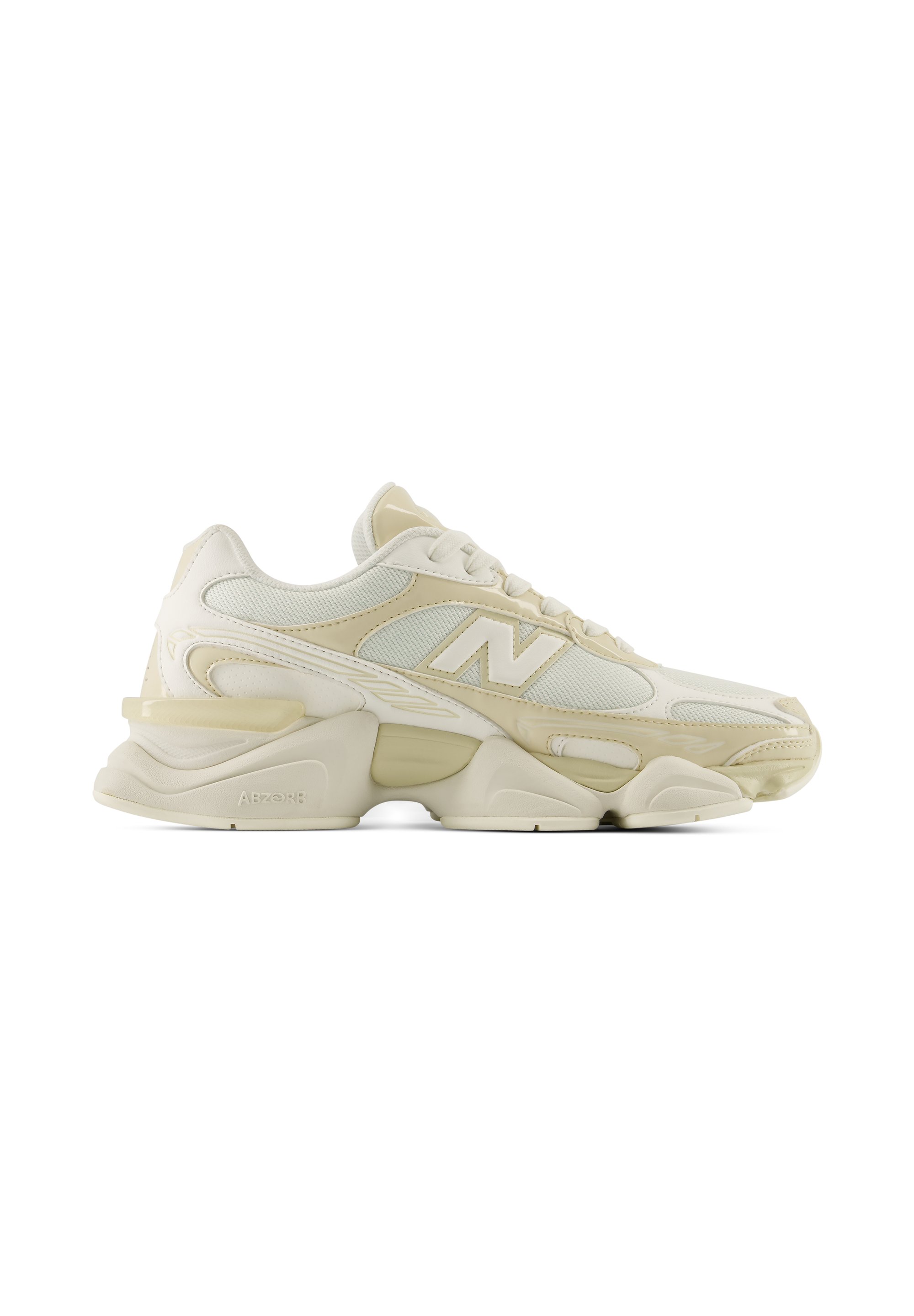 Zapatilla New Balance beige y blanco roto de corte bajo con paneles de malla, superposiciones de cuero, suela gruesa acolchada y cierre con cordones.