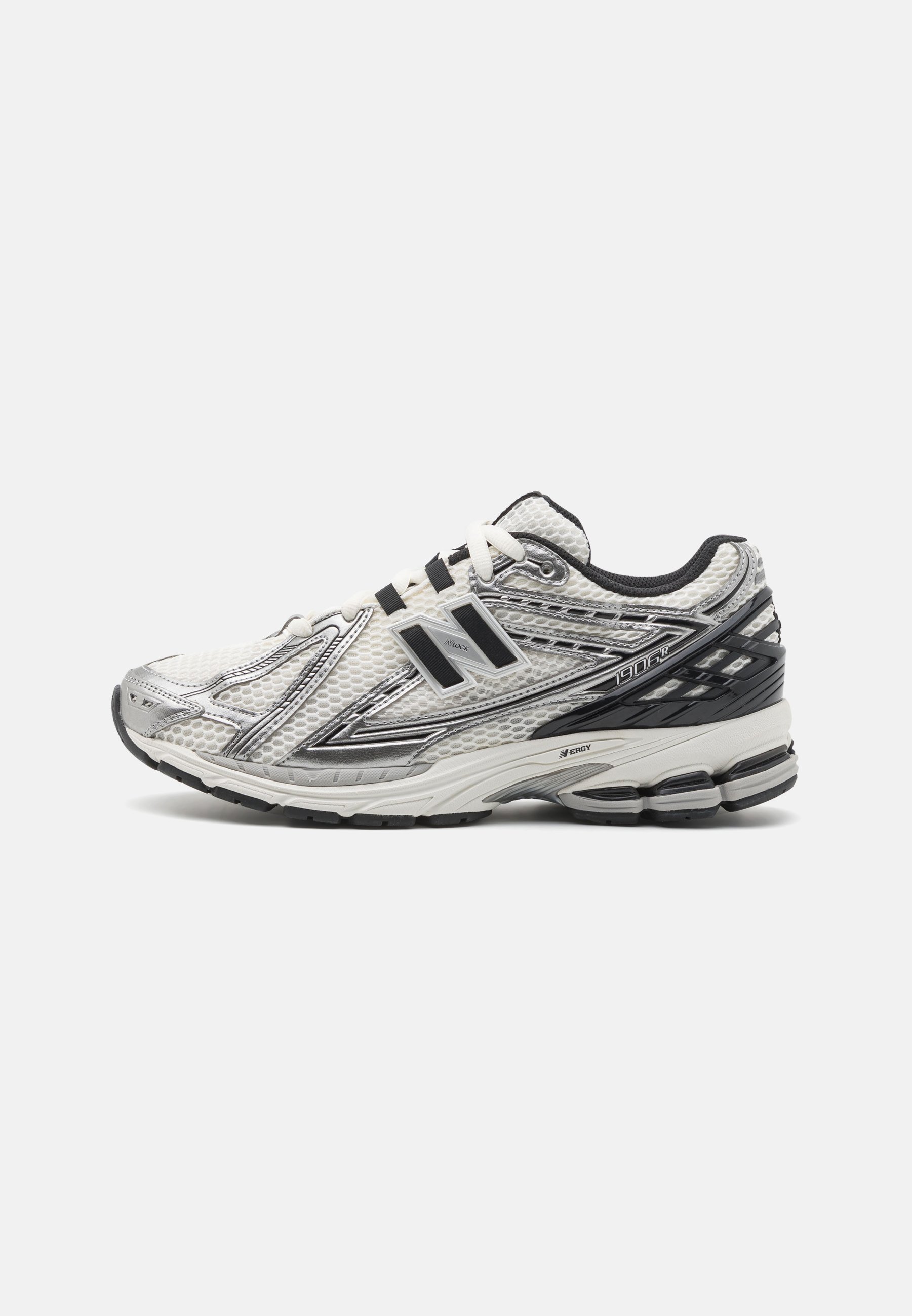 Zapatillas de running para hombre en malla blanca con acentos negros, que cuentan con una suela acolchada, diseño con cordones y una superficie texturizada para agarre.