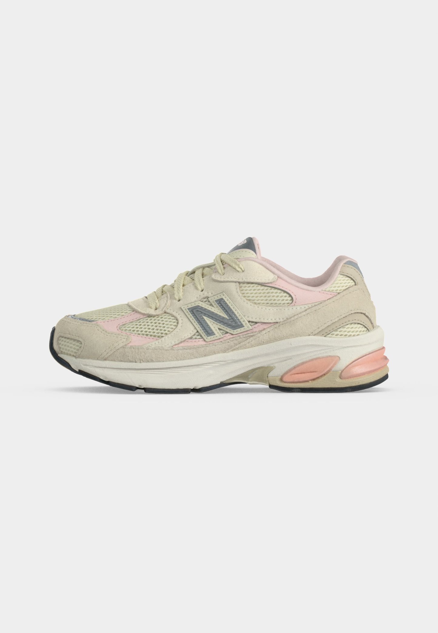 Zapatilla de running New Balance beige y rosa pastel con detalles de malla y ante, logo en el lateral y suela acolchada con acentos rosas.
