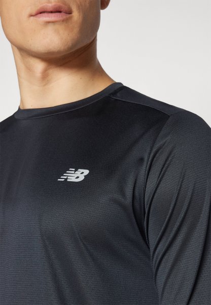 Camiseta atlética negra con un cuello redondo, hecha de una tela suave; presenta un pequeño logotipo blanco en el pecho.