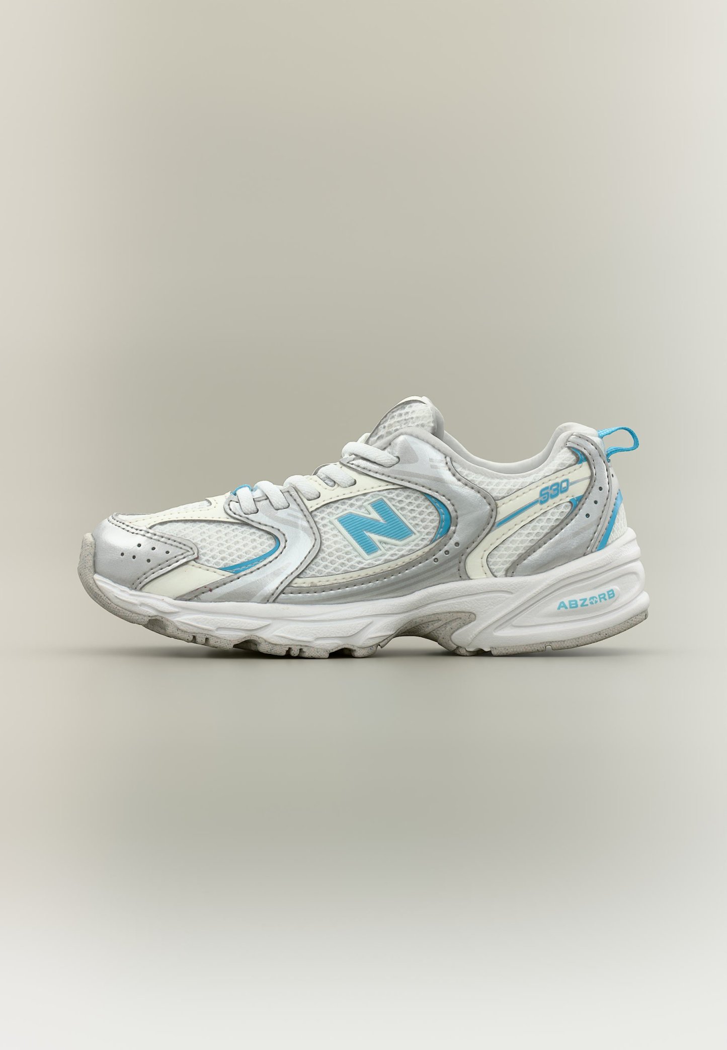 Zapatilla de correr blanca y gris claro con acentos azules, paneles de malla, cordones y marcas de la marca en el lateral y la suela, fotografiada sobre un fondo neutro.