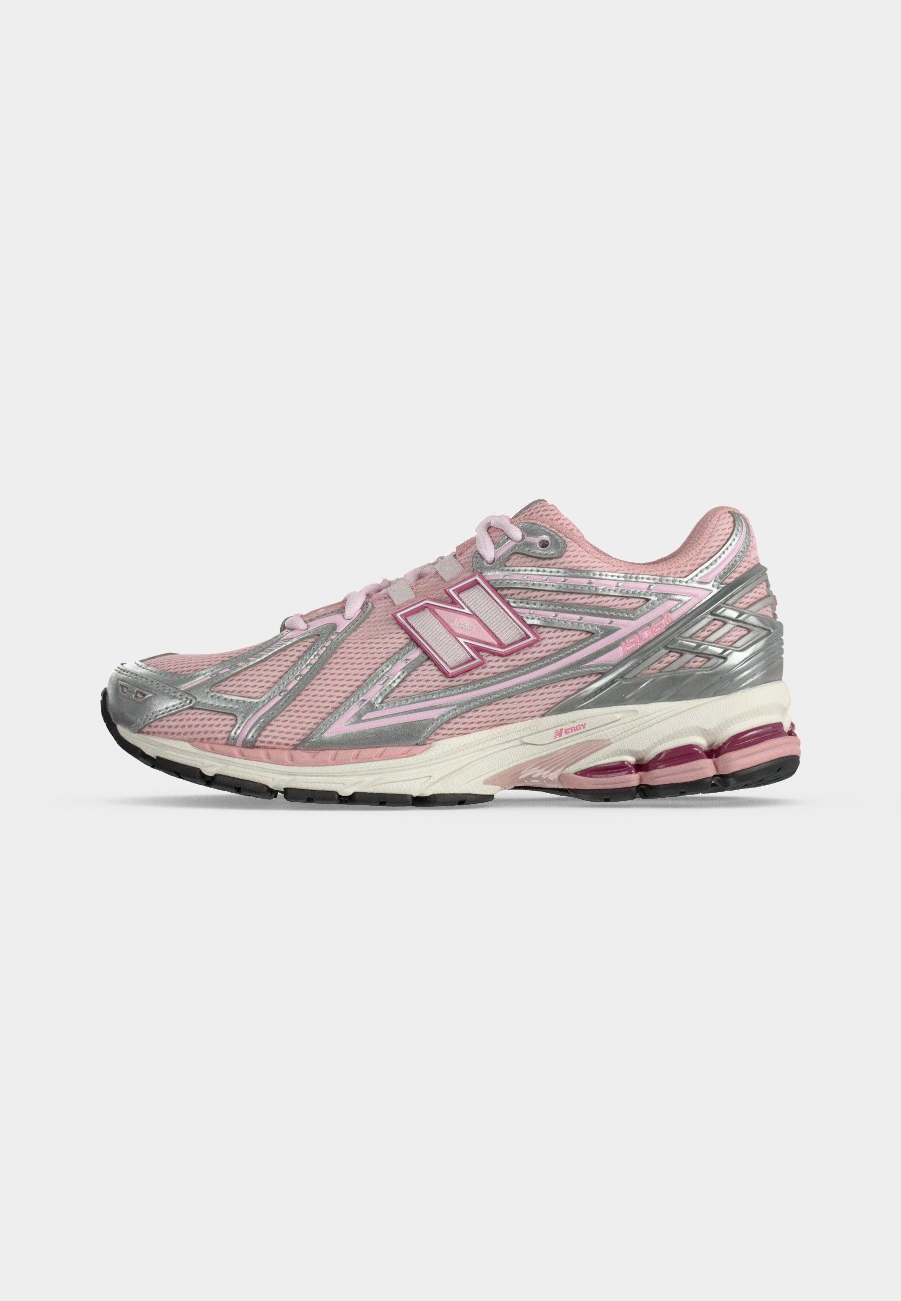 Zapatilla deportiva de correr en rosa y plata con parte superior de malla, diseño con cordones y suela acolchada con dibujo negro.
