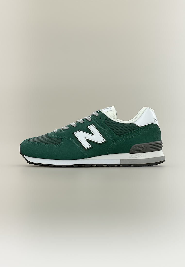 Zapatilla New Balance de color verde oscuro y blanco con cordones grises y suela negra, vista desde un lado sobre un fondo neutro.