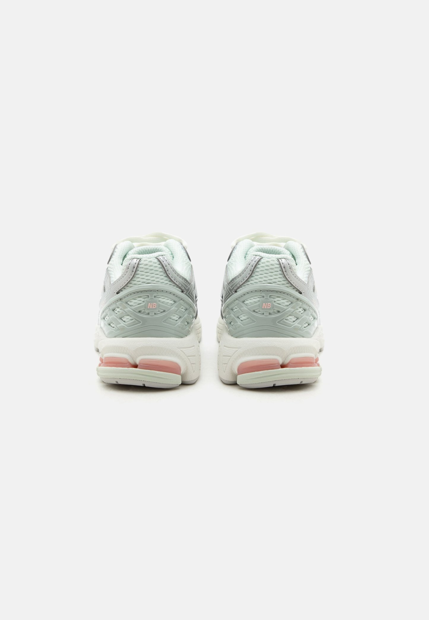 Par de zapatillas deportivas en gris claro y blanco con detalles acolchados rosas, vistas desde atrás sobre un fondo blanco liso.