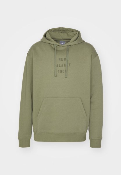 Sudadera verde oliva hecha de una suave mezcla de algodón. Presenta un bolsillo canguro, capucha con cordones y el logo 'New Balance 1901' en una impresión más oscura.