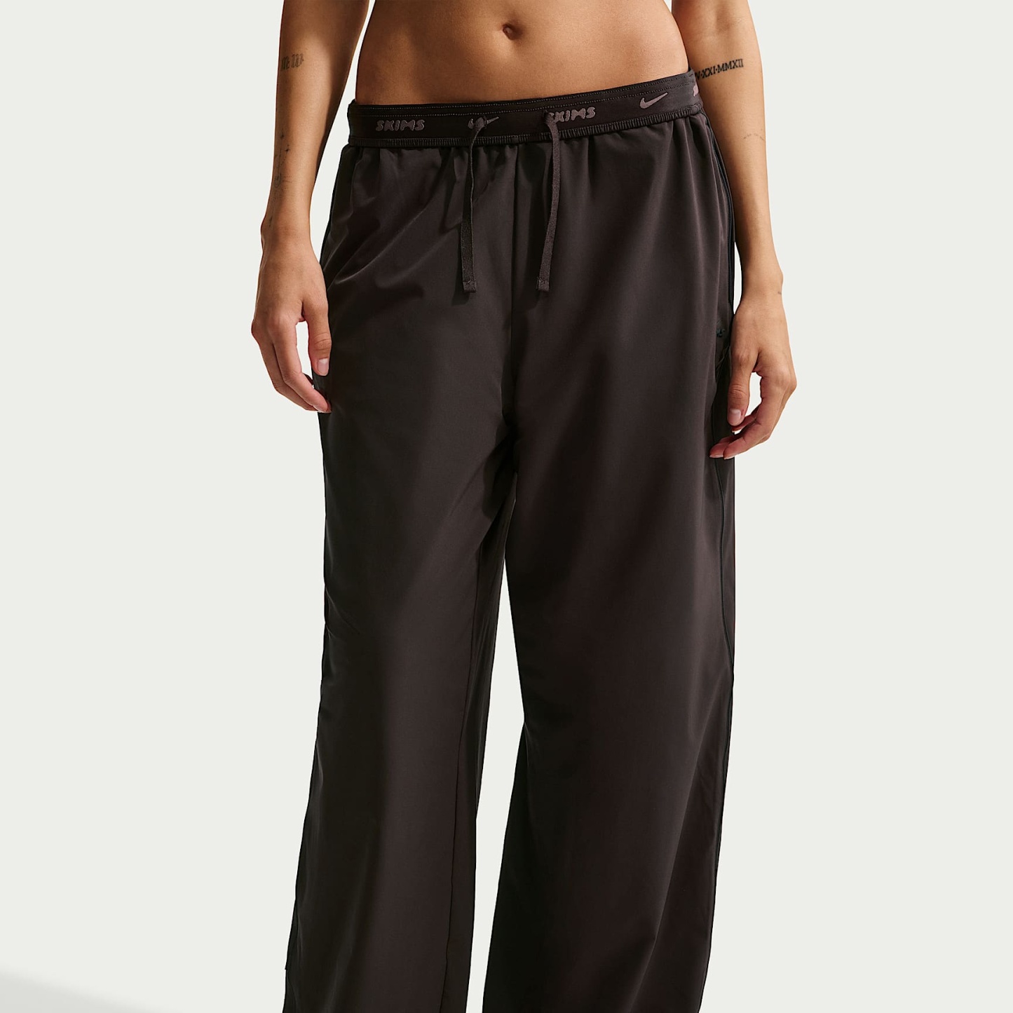 NikeSKIMS Stretch Nylon - NikeSKIMS Stretch Nylon Oversize-Hose (Damen)