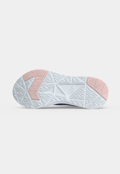 Suela de zapato con patrones de dibujo geométricos blancos y rosas, con zonas de agarre texturizadas y un diseño triangular elevado central.