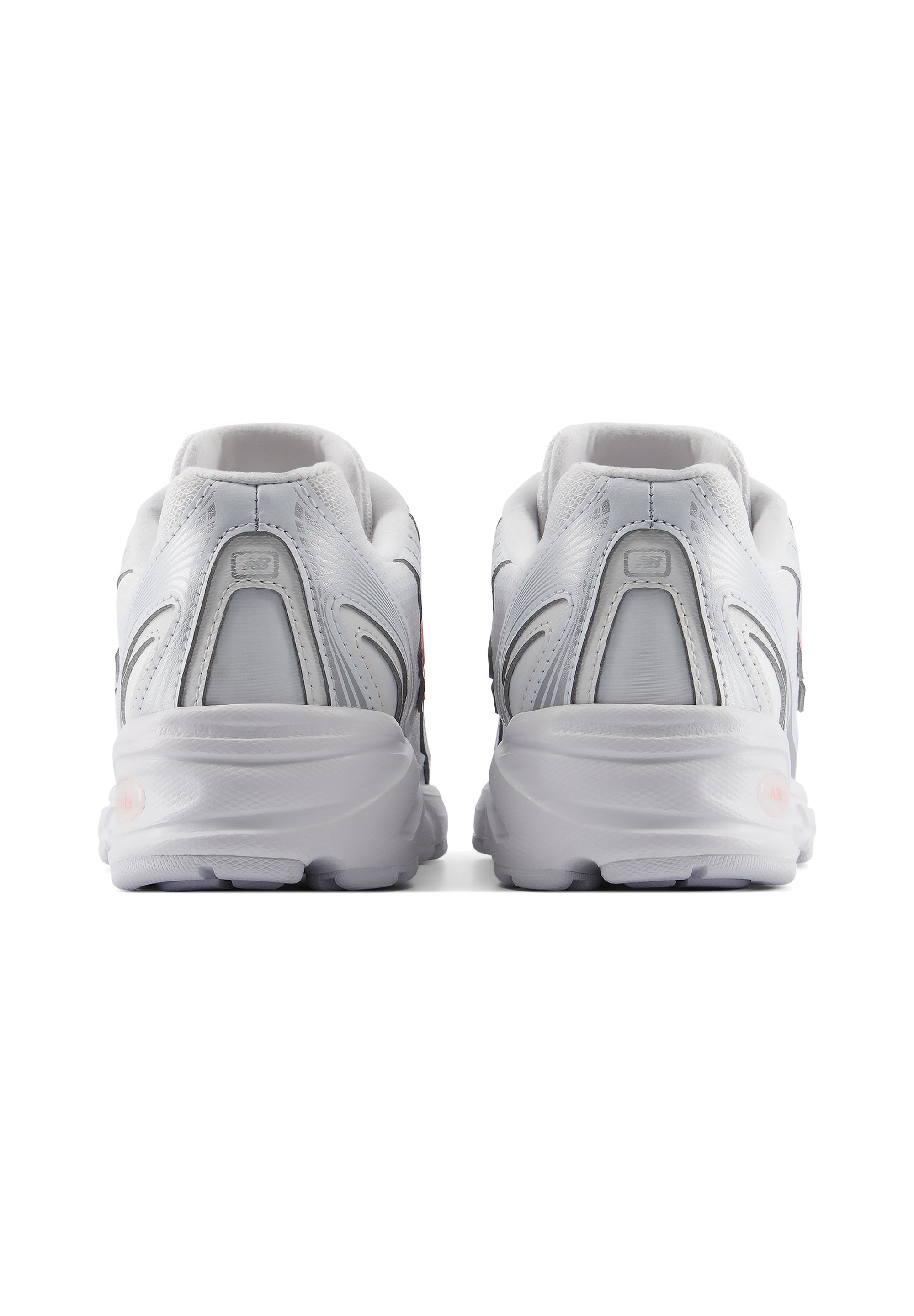 Pareja de zapatillas deportivas blancas mostradas desde atrás sobre un fondo blanco con suelas gruesas y detalles de malla en la parte superior.
