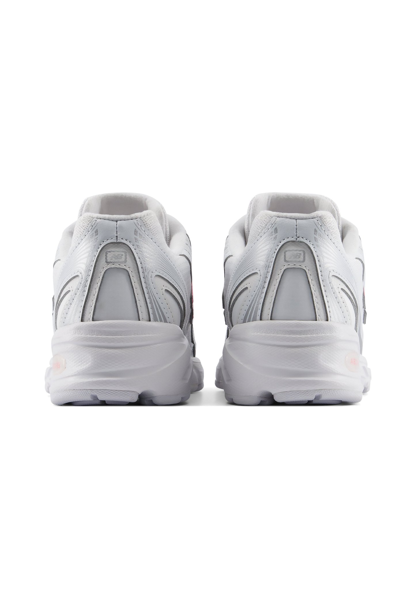 Pareja de zapatillas deportivas blancas mostradas desde atrás sobre un fondo blanco con suelas gruesas y detalles de malla en la parte superior.