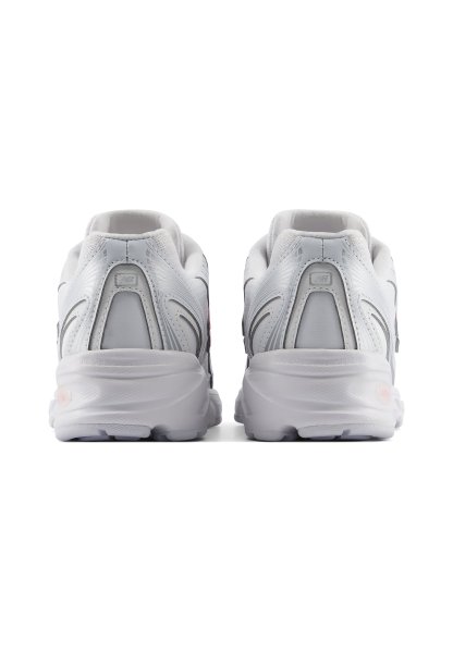 Pareja de zapatillas deportivas blancas mostradas desde atrás sobre un fondo blanco con suelas gruesas y detalles de malla en la parte superior.