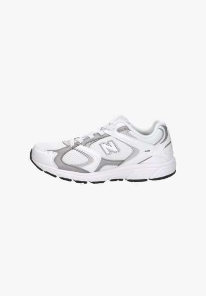 Zapatilla deportiva New Balance blanca y gris con paneles de malla, cierre de cordones y suela de goma negra, vista lateral.