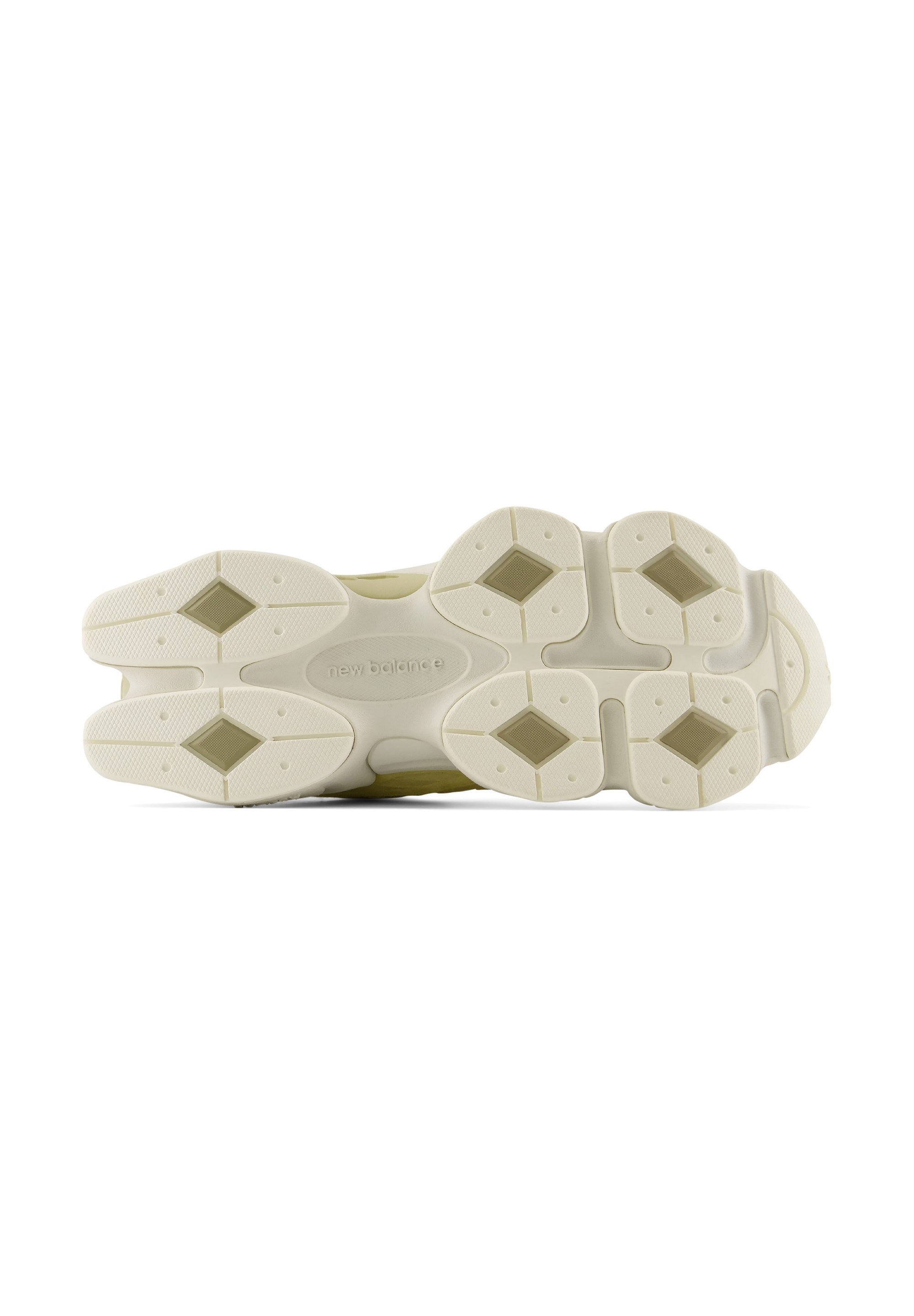 Suela de una zapatilla New Balance beige con patrones texturizados de agarre y almohadillas de tracción en forma de diamante en un tono más claro.