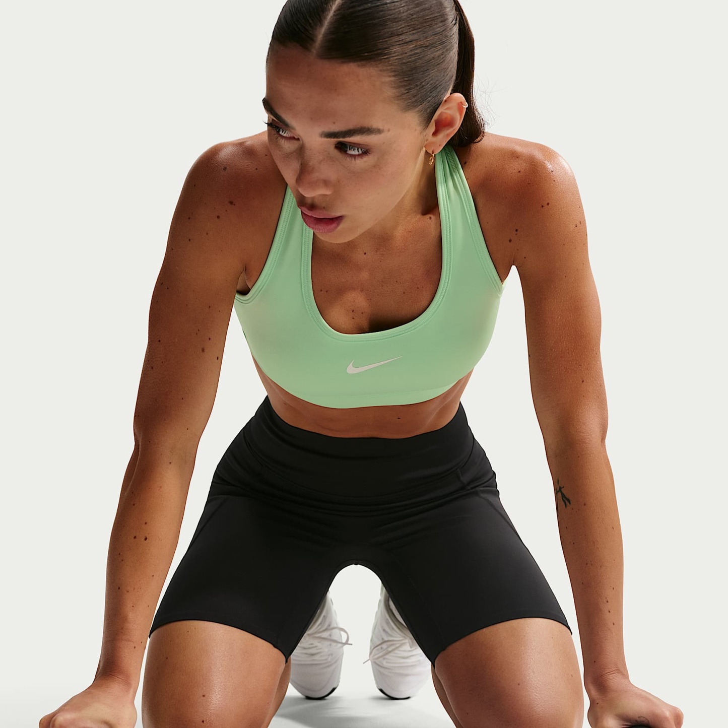 Nike Swoosh - Nike Swoosh gepolsterter Sport-BH mit mittlerem Halt