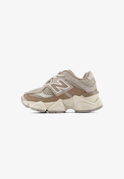 Zapatilla New Balance beige y marrón claro con parte superior de malla y ante, cierre con cordones, suela gruesa texturizada con tecnología de amortiguación ABZORB.