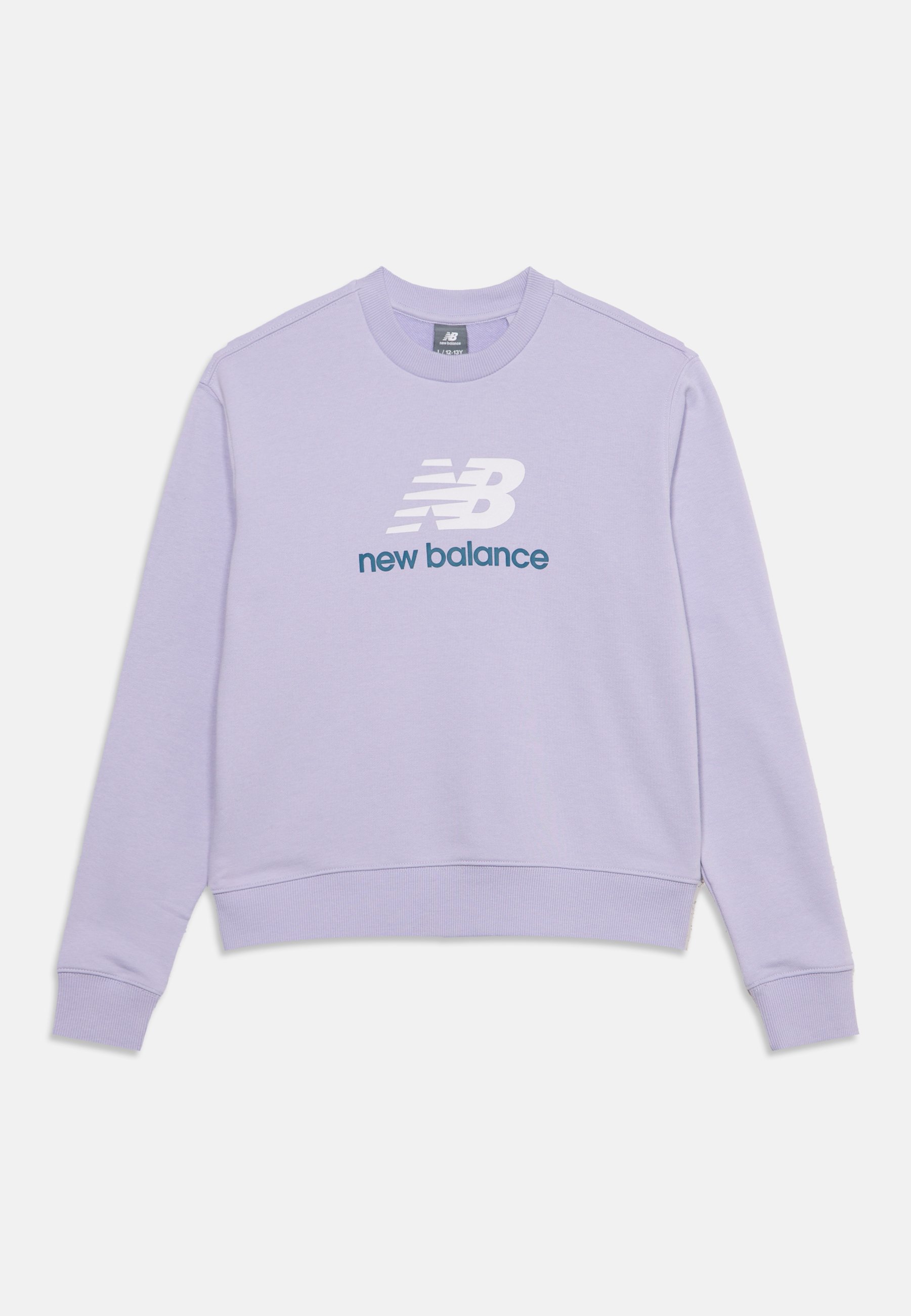 Sudadera de manga larga color lila claro con cuello redondo, logo blanco "NB" y texto azul oscuro "new balance" en la parte delantera.