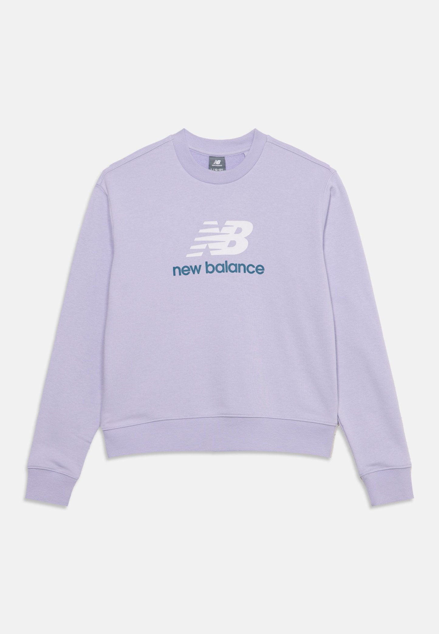Sudadera de manga larga color lila claro con cuello redondo, logo blanco "NB" y texto azul oscuro "new balance" en la parte delantera.