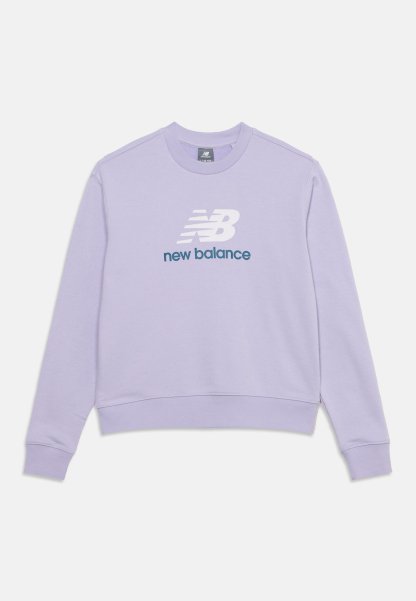 Sudadera de manga larga color lila claro con cuello redondo, logo blanco "NB" y texto azul oscuro "new balance" en la parte delantera.