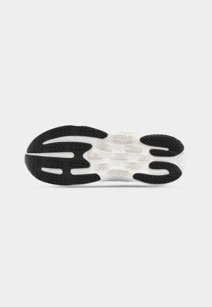 Suela exterior de un zapato deportivo con dibujo de caucho en blanco y negro diseñado para tracción y durabilidad.