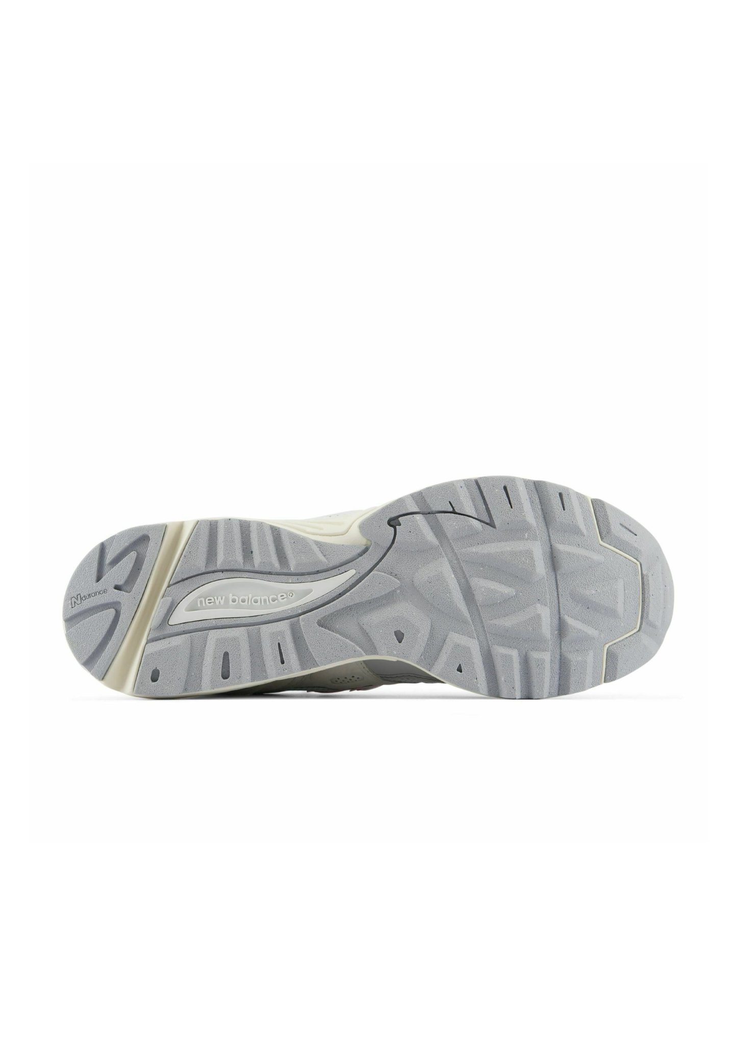 Suela de una zapatilla New Balance que muestra una banda de rodadura gris y beige con agarre estampado y marca New Balance.