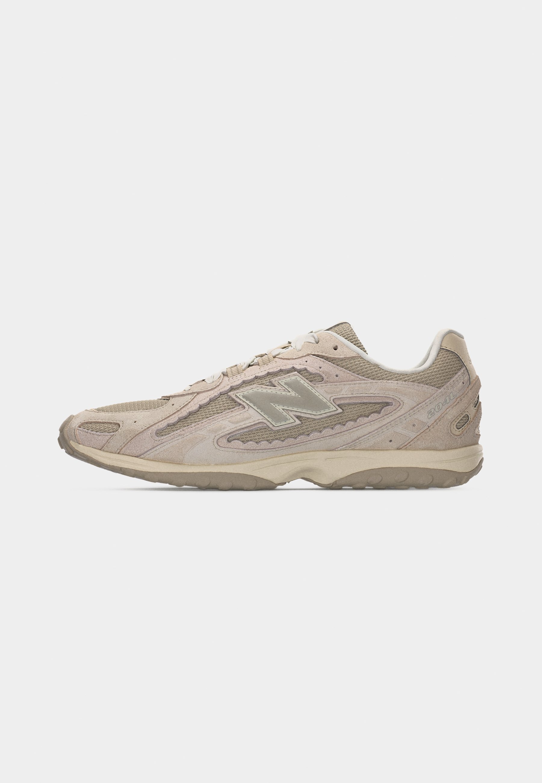 Zapatilla deportiva New Balance 2040 en beige y topo con parte superior de malla y ante, suela de goma y logo "N" en el lateral izquierdo.