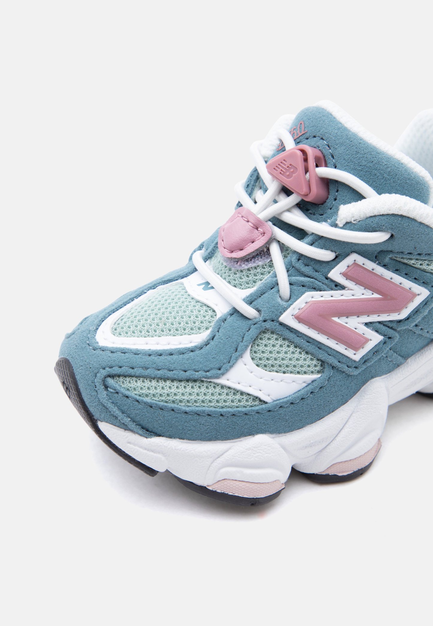 Zapatilla de running New Balance azul y blanca con detalles en rosa, parte superior de malla, suela acolchada y cierre de cordones con regulador sobre un fondo blanco.