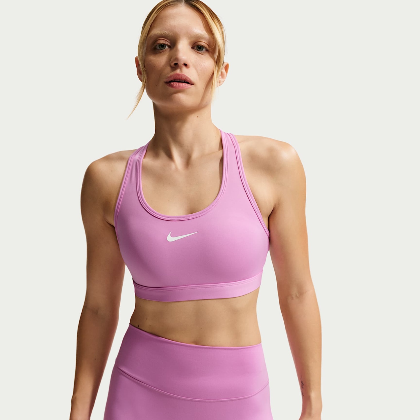 Nike Swoosh - Nike Swoosh gepolsterter Sport-BH mit mittlerem Halt